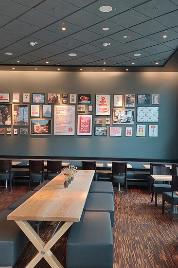 Jim Block Dammtor Innenansicht Innenansicht des Jim Block Restaurants am Dammtor mit moderner Wandgestaltung, großem Gemeinschaftstisch und gemütlicher Atmosphäre.