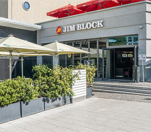 Terrasse mit Sonnenschirmen vor dem Jim Block Restaurants Berlin Bikini