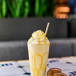 Wenn Sommer einen Geschmack hätte, wäre er wahrscheinlich Maracuja. ☀️🥭
Unser neuer Milchshake liefert das passende ...