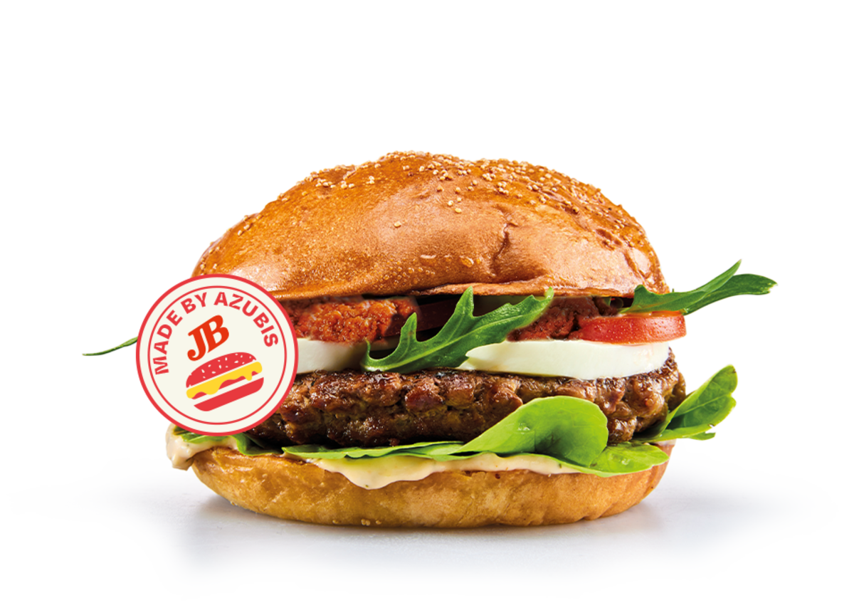 Burger mit Mozzarella, Tomate, Rucola und rotem Pesto im Sesam-Bun – „Made by Azubis“-Edition