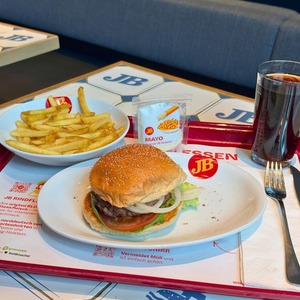 Neu bei uns: der Big Block 160 g mit 160 g regionalem Patty aus eigener Aufzucht. 🍔
Und falls ihr lieber einen anderen ...