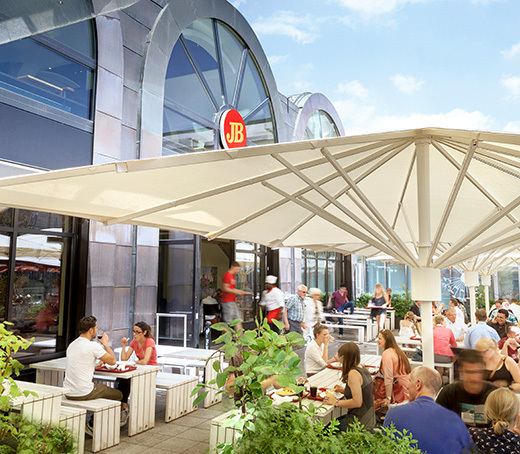 viele Gäste essen im Außenbereich des Jim Block Restaurants in Hannover