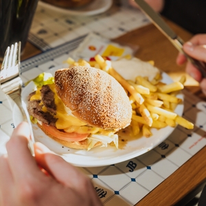 Mitten in der Woche braucht man doppelte Power 🍔🧀

Unser Double Cheese Menü macht den Mittwoch zum Highlight!&nbsp;...