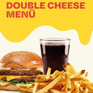 Ein Burger mit Käse und Salat, daneben eine Portion Pommes frites und ein Glas Cola. Der Hintergrund ist gelb, und der Text „Wir legen noch eins drauf: Double Cheese Menü“ ist in roten Buchstaben geschrieben.