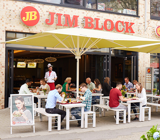 Viele Gäste essen auf der Terrasse des Jim Block Restaurant in Altona