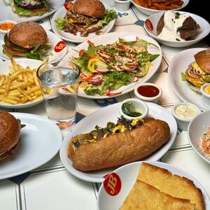 Es ist Mmmmmittwoch. 🍔🔥
Burger, Fries, Dips – alles da, was dein Abend braucht. Wer kommt vorbei? 😏

#jimblock&nbsp;...
