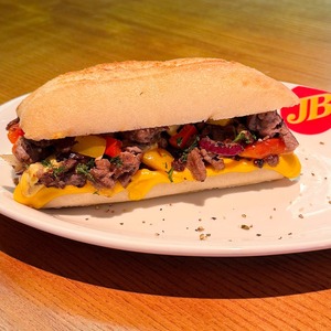 Unsere Empfehlung für die neue Woche: Unser neues JB Steak & Cheese Sandwich! 🥩🧀 

Saftige Steakstreifen mit roten&nbsp;...