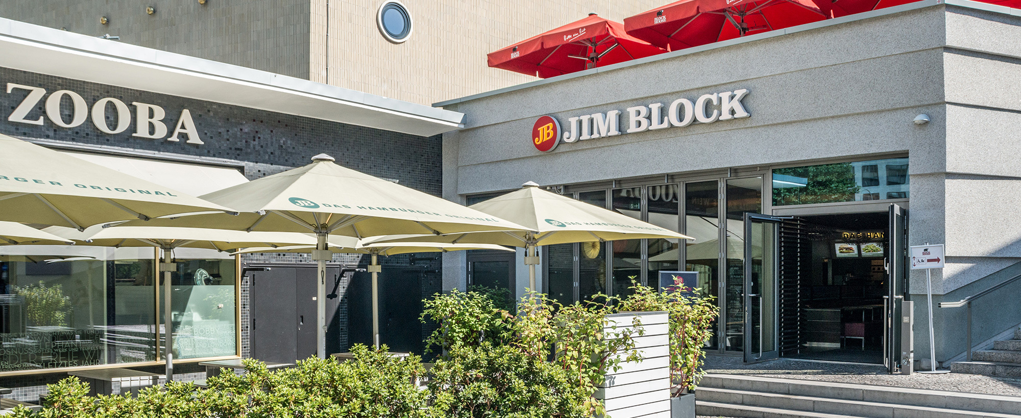 Terasse mit Sonnenschrimen vor dem Jim Block Restaurants Berlin Bikini