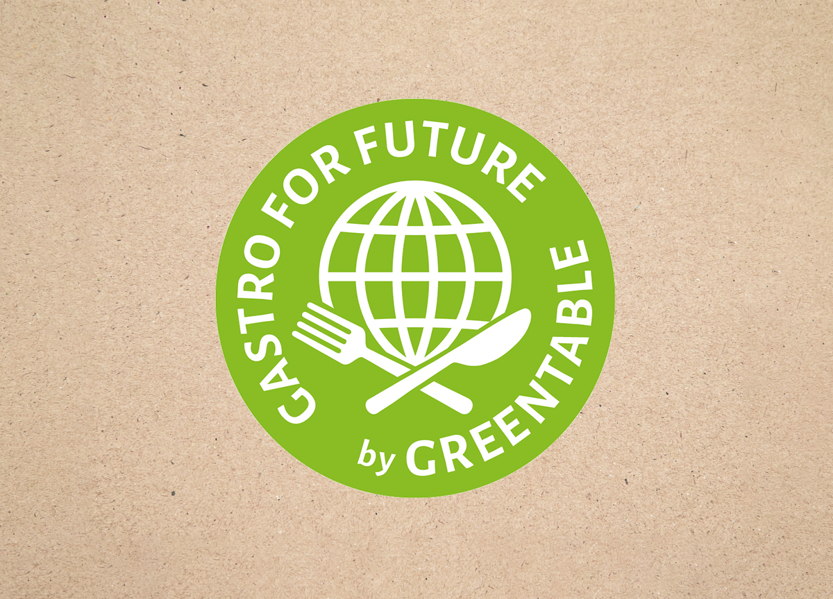 Grünes Rundsiegel mit dem Text „Gastro for Future by Greentable“ und Symbolen von Globus, Gabel und Löffel.