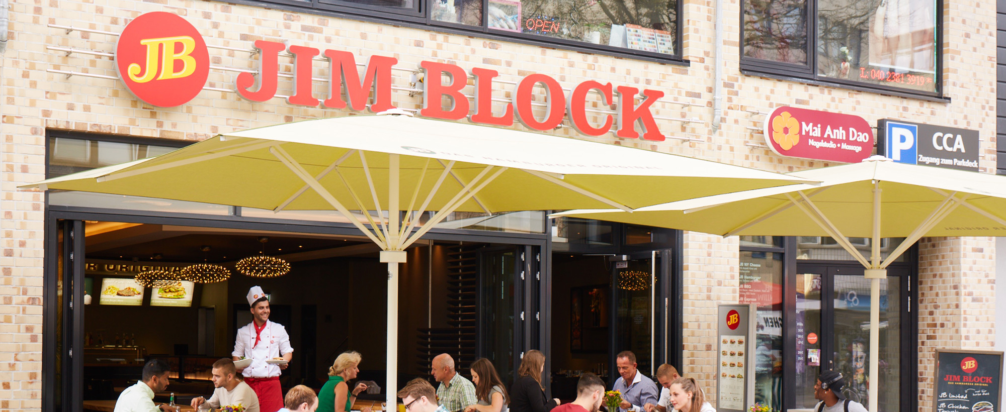 Viele Gäste essen auf der Terasse des Jim Block Restaurant in Altona