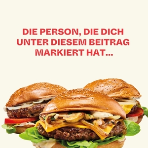 Drei appetitliche Burger sind abgebildet, jeder mit verschiedenen Belägen wie Salat, Käse, gegrillten Zwiebeln und Saucen. Der Hintergrund ist hell gehalten, während der Text darüber eine Person erwähnt, die jemanden markiert hat.