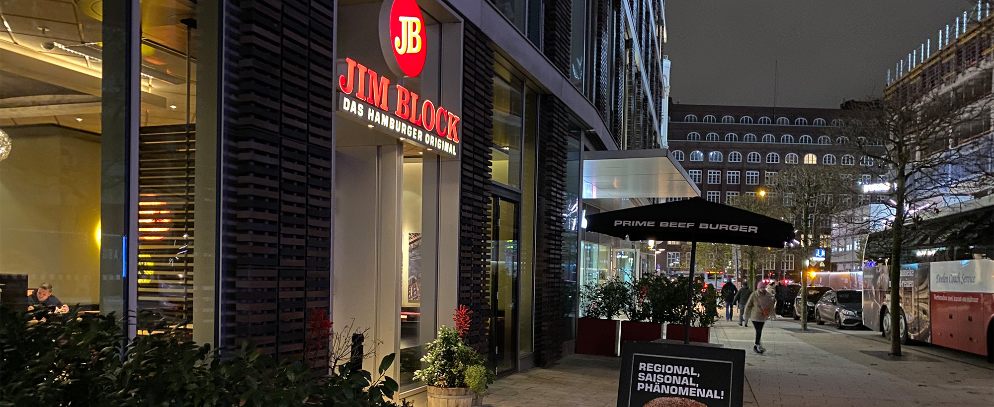 Außenanicht des Jim Block Restaurants in Hamburg am Dammtor bei Nacht